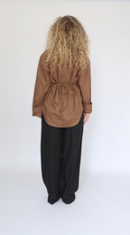 Chemise longue ceinturée avec épaulettes brun