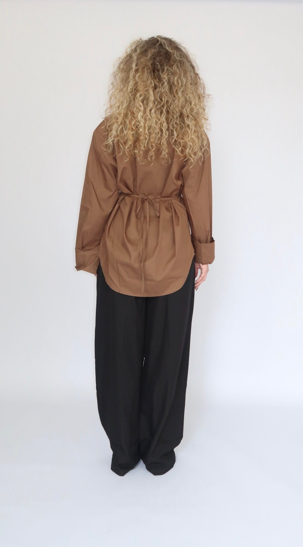 Chemise longue ceinturée avec épaulettes brun