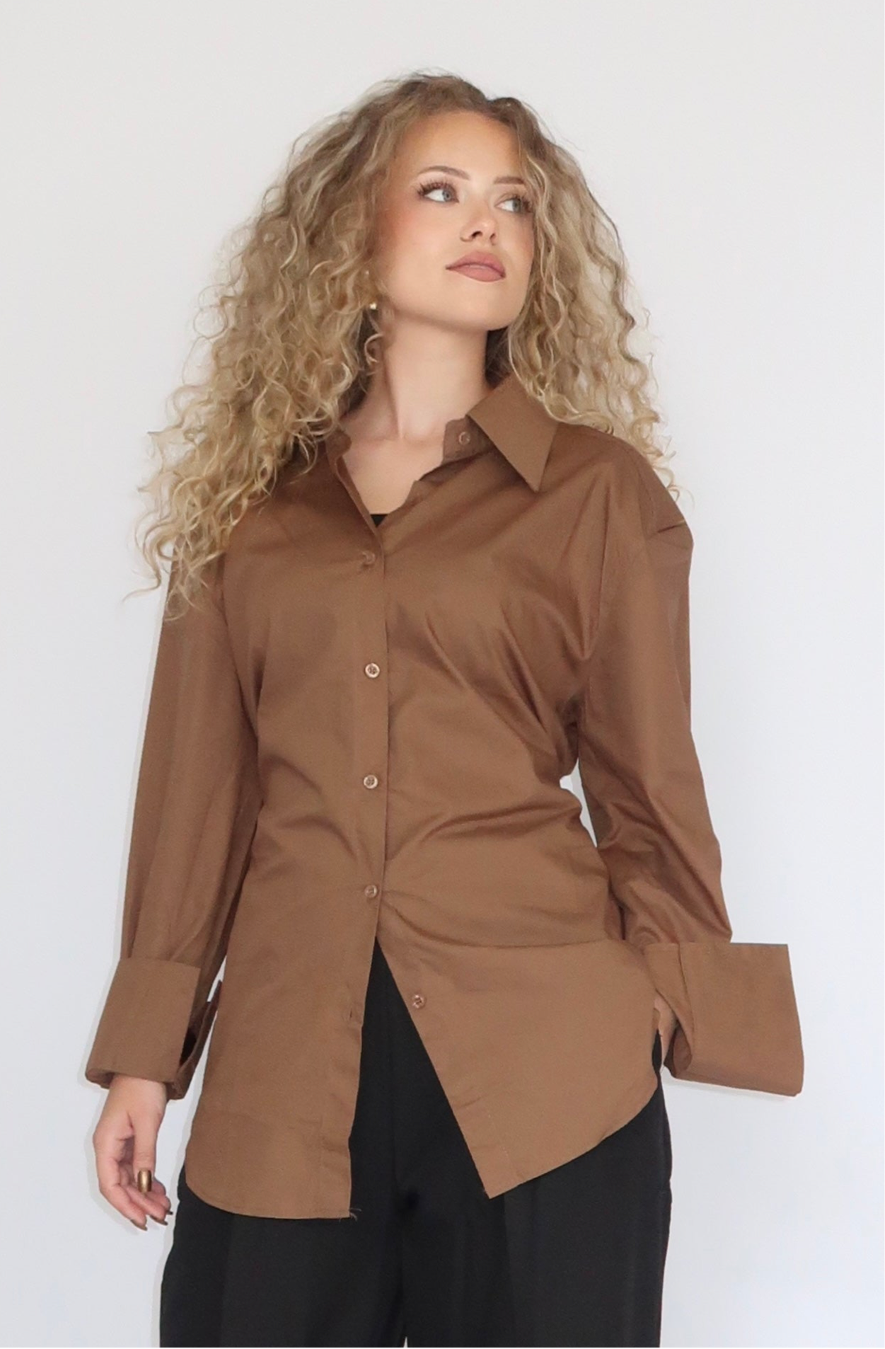 Chemise longue ceinturée avec épaulettes brun