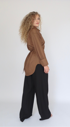 Chemise longue ceinturée avec épaulettes brun