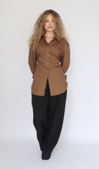 Chemise longue ceinturée avec épaulettes brun