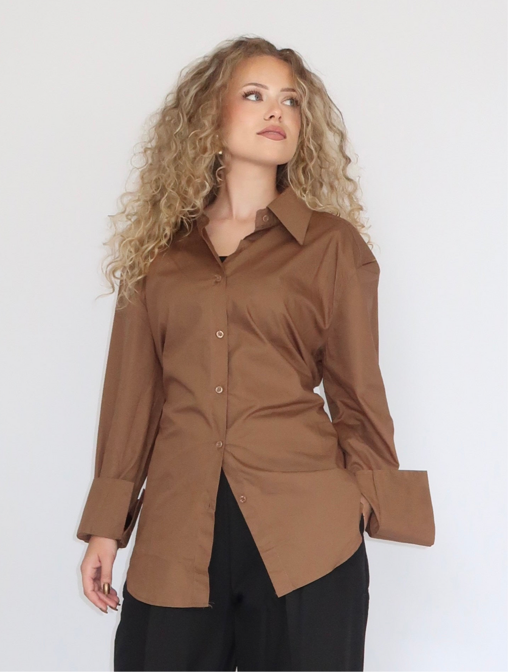 Chemise longue ceinturée avec épaulettes brun