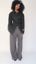 Chemise longue ceinturée avec épaulettes noire